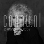 18-12-1987 Petula Clark at studio in Amterdam, The Netherlands. December 18, 1987. 

[keywords]Black & White Image, Headshot, Eye Contact[/keywords]
